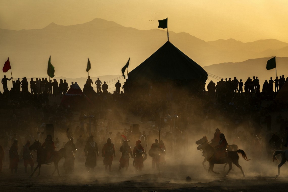 دهمین سوگواره عاشورایی عکس هیأت-هادی دهقان پور-مجالس احیای امراهل‌البیت علیهم‌السلام مجموعه عکس-دوربین دیجیتال-اقامه عزا (گزارشی از روند برگزاری مراسم هیأت از ابتدا تا انتها)