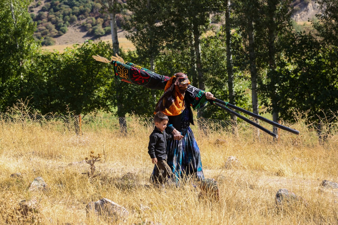 فراخوان ششمین سوگواره عاشورایی عکس هیأت-پرویز گلی زاده-بخش اصلی -جلسه هیأت