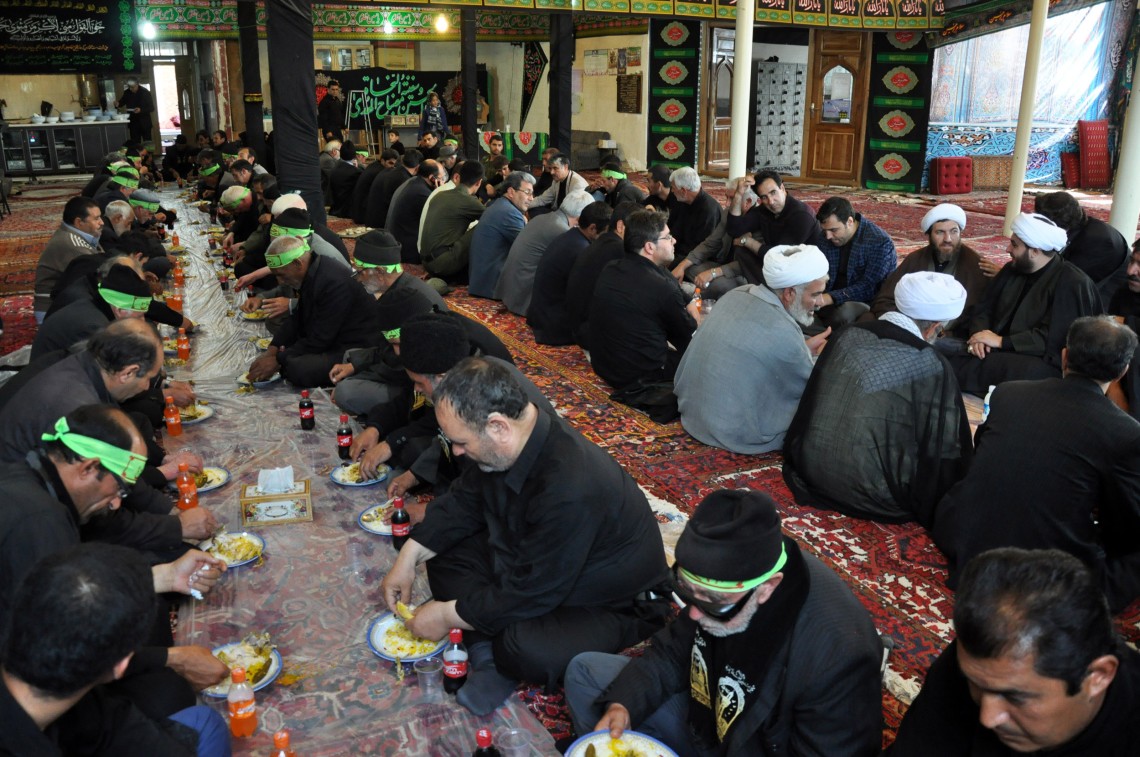 سوگواره پنجم-عکس 25-پرویز گلی زاده-جلسه هیأت فضای بیرونی