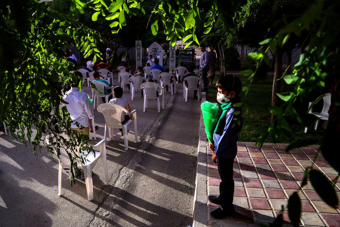 دهمین سوگواره عاشورایی عکس هیأت-حمید عابدی-مجالس احیای امراهل‌البیت علیهم‌السلام مجموعه عکس-دوربین دیجیتال-میاندار هیأت، میاندار خدمت (هیأت و خدمات اجتماعی)