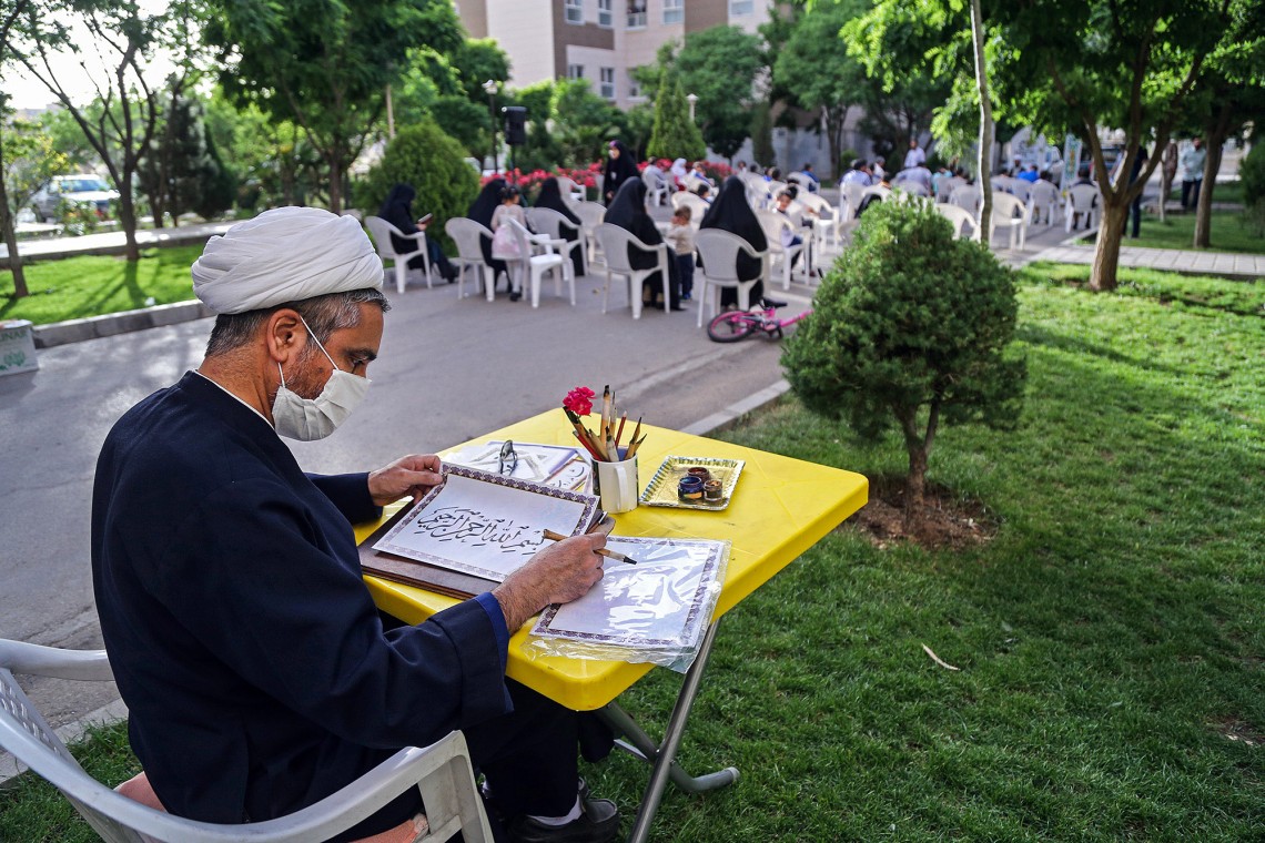 دهمین سوگواره عاشورایی عکس هیأت-حمید عابدی-مجالس احیای امراهل‌البیت علیهم‌السلام مجموعه عکس-دوربین دیجیتال-میاندار هیأت، میاندار خدمت (هیأت و خدمات اجتماعی)