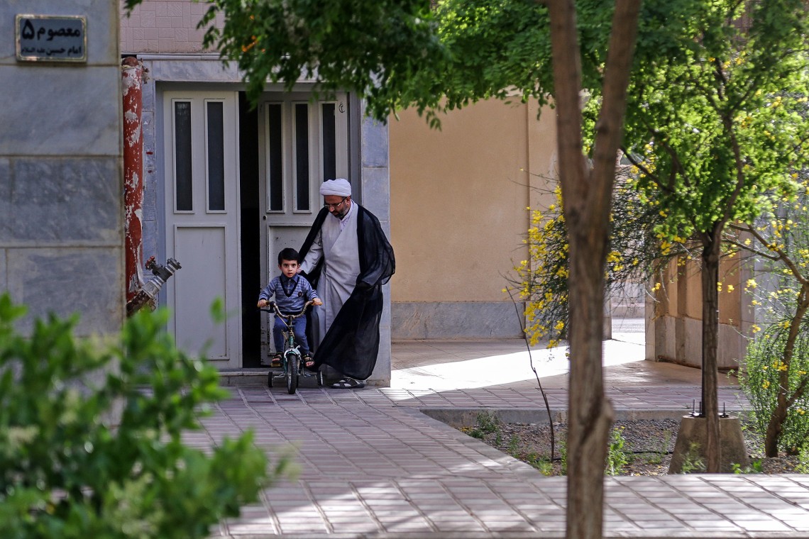 دهمین سوگواره عاشورایی عکس هیأت-حمید عابدی-مجالس احیای امراهل‌البیت علیهم‌السلام مجموعه عکس-دوربین دیجیتال-میاندار هیأت، میاندار خدمت (هیأت و خدمات اجتماعی)