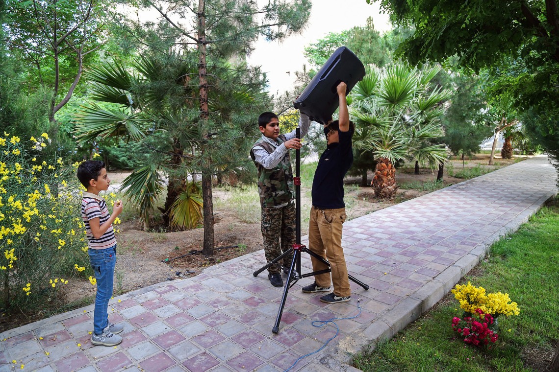 دهمین سوگواره عاشورایی عکس هیأت-حمید عابدی-مجالس احیای امراهل‌البیت علیهم‌السلام مجموعه عکس-دوربین دیجیتال-میاندار هیأت، میاندار خدمت (هیأت و خدمات اجتماعی)