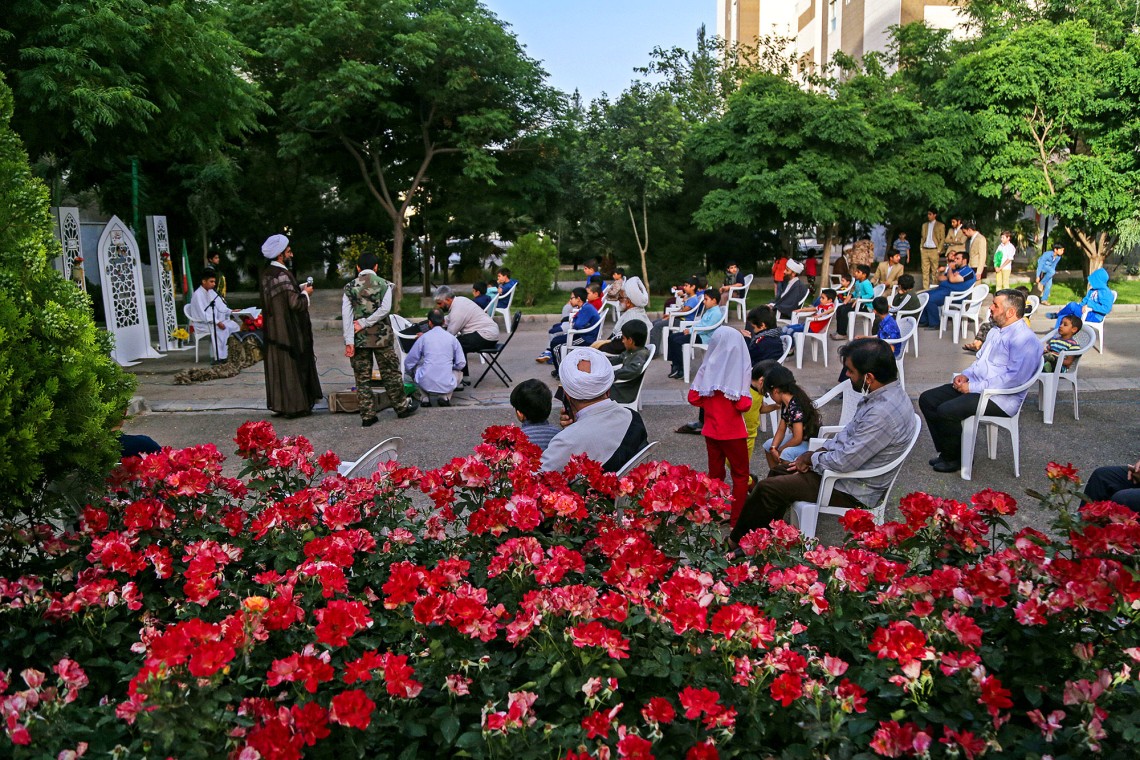 دهمین سوگواره عاشورایی عکس هیأت-حمید عابدی-مجالس احیای امراهل‌البیت علیهم‌السلام مجموعه عکس-دوربین دیجیتال-میاندار هیأت، میاندار خدمت (هیأت و خدمات اجتماعی)