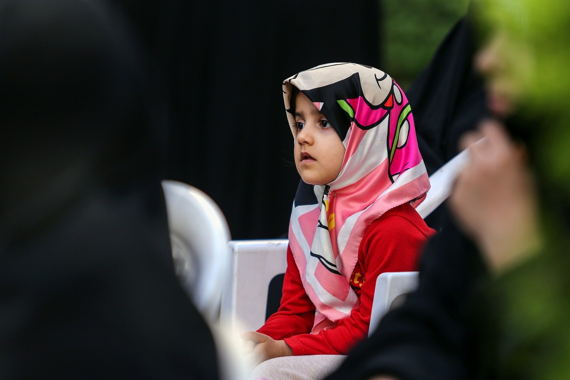 دهمین سوگواره عاشورایی عکس هیأت-حمید عابدی-مجالس احیای امراهل‌البیت علیهم‌السلام مجموعه عکس-دوربین دیجیتال-میاندار هیأت، میاندار خدمت (هیأت و خدمات اجتماعی)