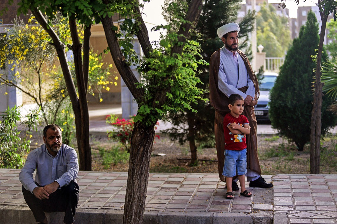 دهمین سوگواره عاشورایی عکس هیأت-حمید عابدی-مجالس احیای امراهل‌البیت علیهم‌السلام مجموعه عکس-دوربین دیجیتال-میاندار هیأت، میاندار خدمت (هیأت و خدمات اجتماعی)