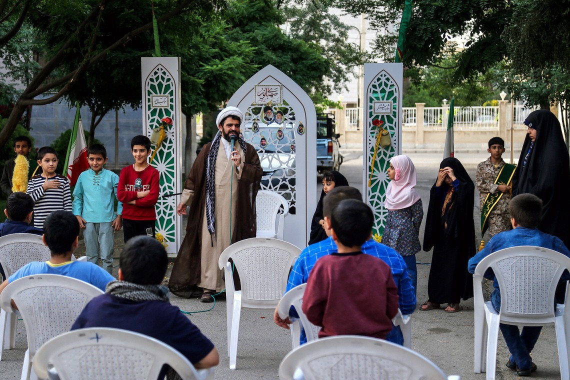 دهمین سوگواره عاشورایی عکس هیأت-حمید عابدی-مجالس احیای امراهل‌البیت علیهم‌السلام مجموعه عکس-دوربین دیجیتال-میاندار هیأت، میاندار خدمت (هیأت و خدمات اجتماعی)
