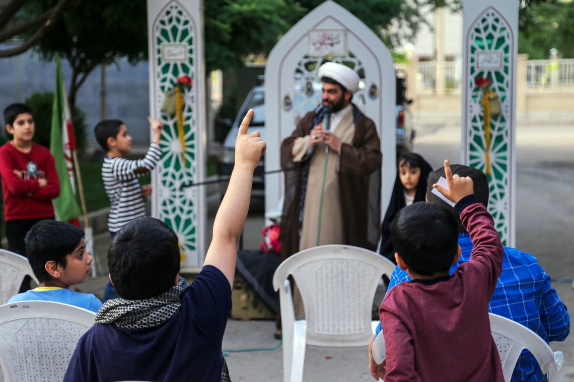 دهمین سوگواره عاشورایی عکس هیأت-حمید عابدی-مجالس احیای امراهل‌البیت علیهم‌السلام مجموعه عکس-دوربین دیجیتال-میاندار هیأت، میاندار خدمت (هیأت و خدمات اجتماعی)