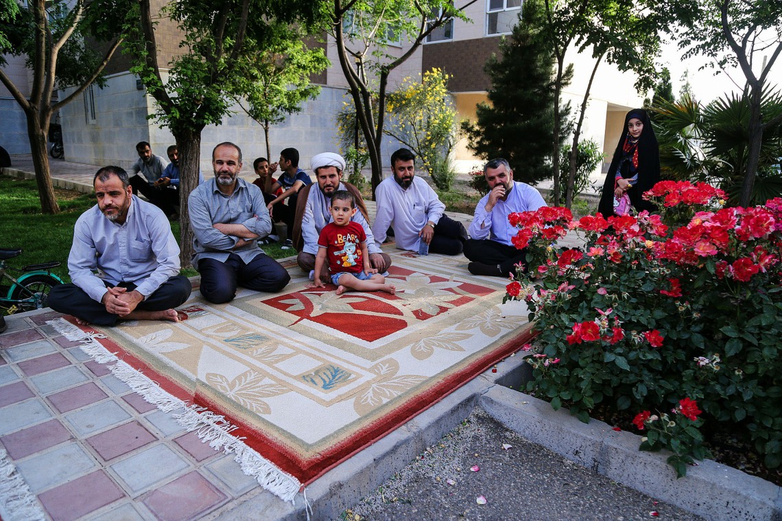دهمین سوگواره عاشورایی عکس هیأت-حمید عابدی-مجالس احیای امراهل‌البیت علیهم‌السلام مجموعه عکس-دوربین دیجیتال-میاندار هیأت، میاندار خدمت (هیأت و خدمات اجتماعی)