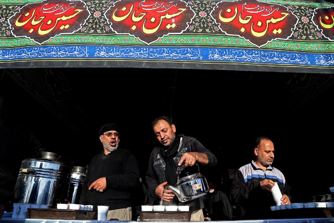 سوگواره چهارم-عکس 34-حمید عابدی-جلسه هیأت فضای بیرونی