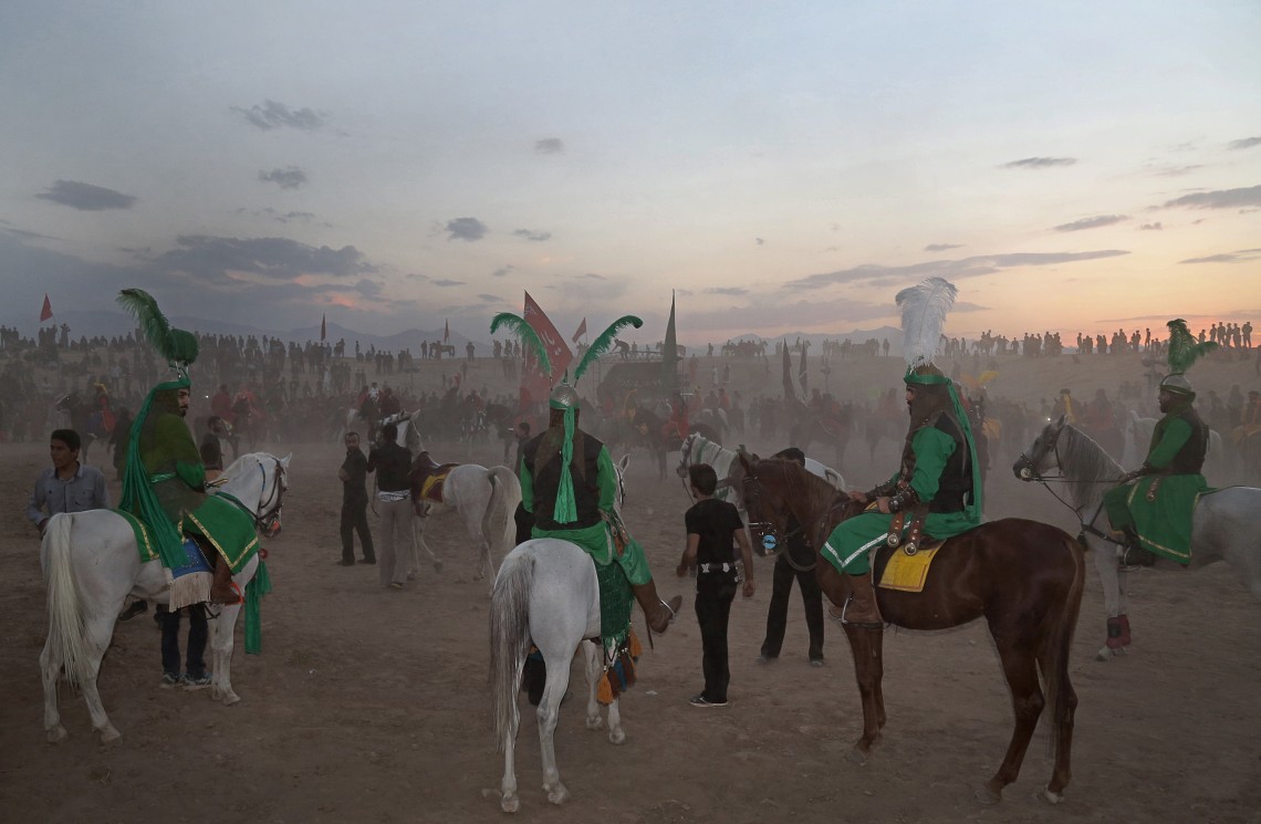 سوگواره پنجم-عکس 30-حامد نيرومند-جلسه هیأت فضای بیرونی