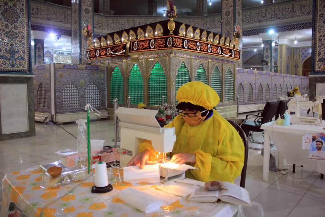 دهمین سوگواره عاشورایی عکس هیأت-محمد  آهنگر-مجالس احیای امراهل‌البیت علیهم‌السلام مجموعه عکس-دوربین دیجیتال-میاندار هیأت، میاندار خدمت (هیأت و خدمات اجتماعی)