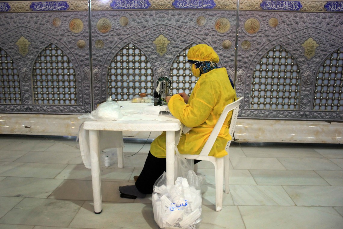 دهمین سوگواره عاشورایی عکس هیأت-محمد  آهنگر-مجالس احیای امراهل‌البیت علیهم‌السلام مجموعه عکس-دوربین دیجیتال-میاندار هیأت، میاندار خدمت (هیأت و خدمات اجتماعی)