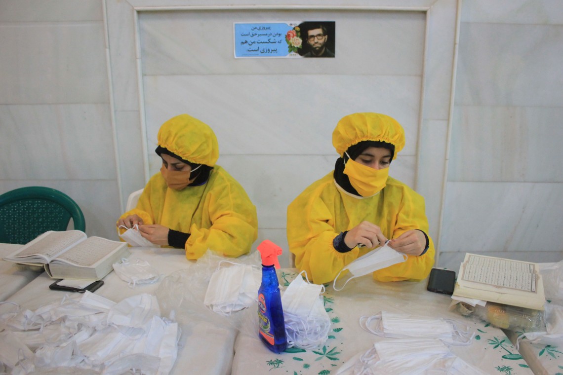 دهمین سوگواره عاشورایی عکس هیأت-محمد  آهنگر-مجالس احیای امراهل‌البیت علیهم‌السلام مجموعه عکس-دوربین دیجیتال-میاندار هیأت، میاندار خدمت (هیأت و خدمات اجتماعی)