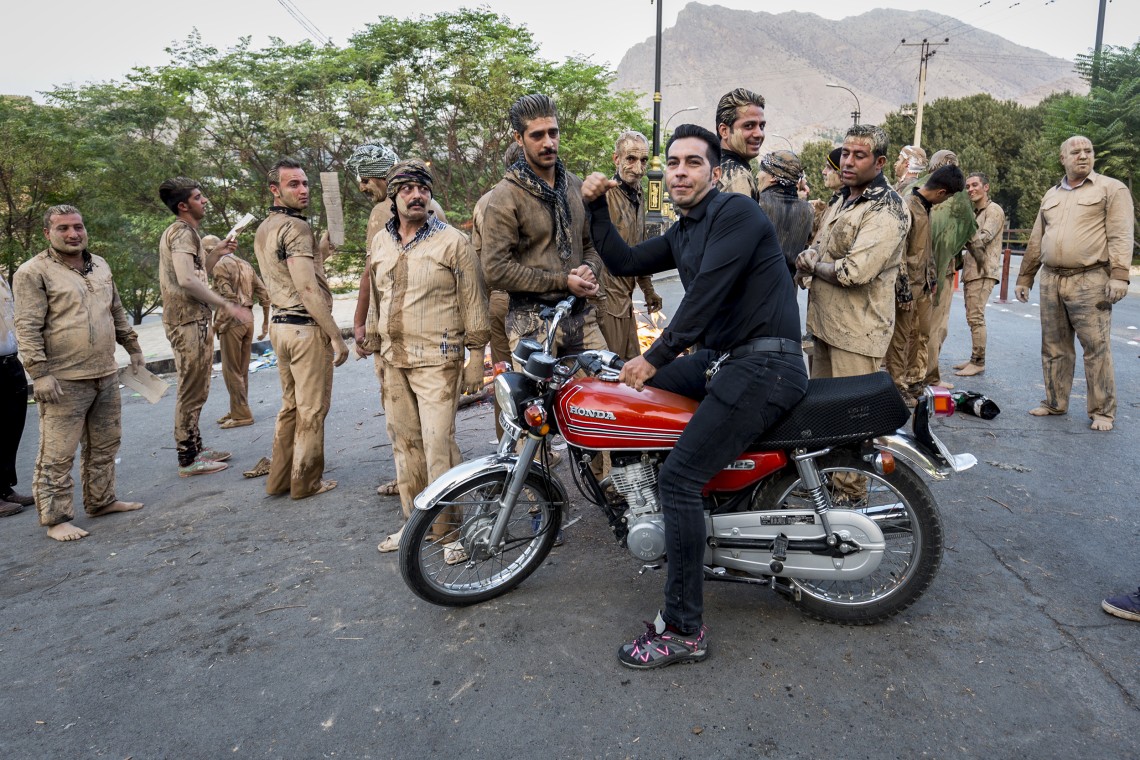 فراخوان ششمین سوگواره عاشورایی عکس هیأت-مهدی  رحمانی-بخش اصلی -جلسه هیأت