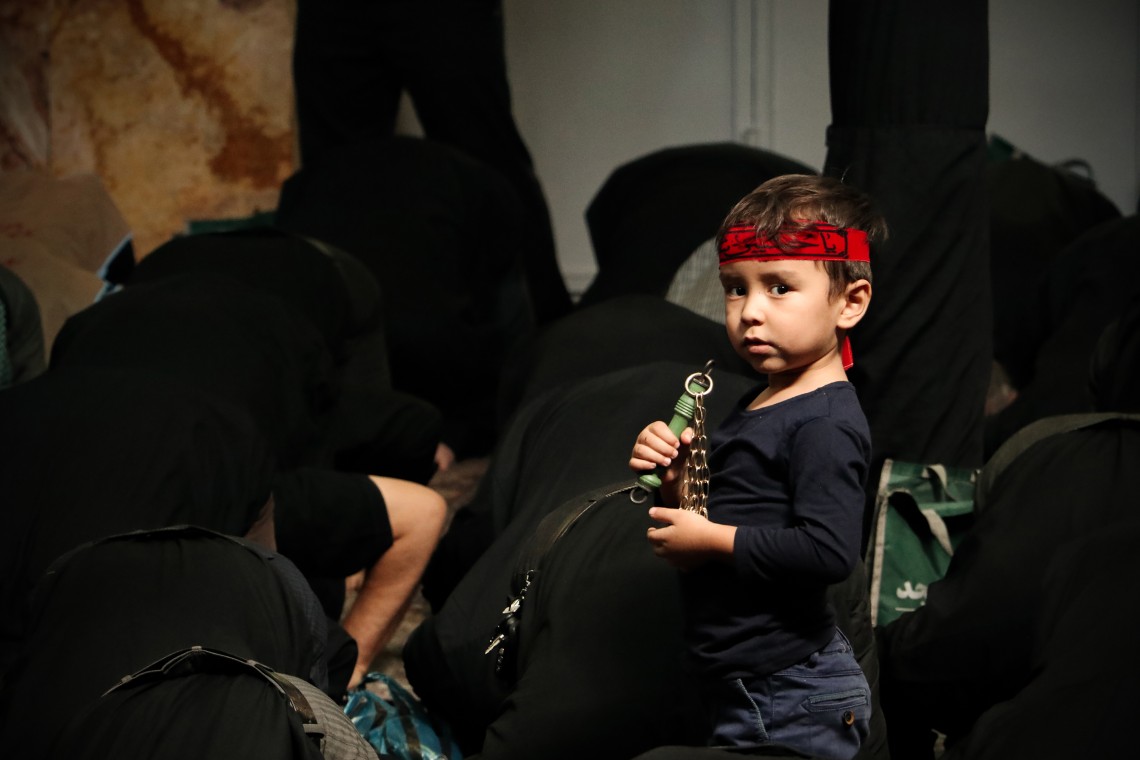 فراخوان ششمین سوگواره عاشورایی عکس هیأت-امیرحسین قاسم زاده-بخش اصلی -جلسه هیأت