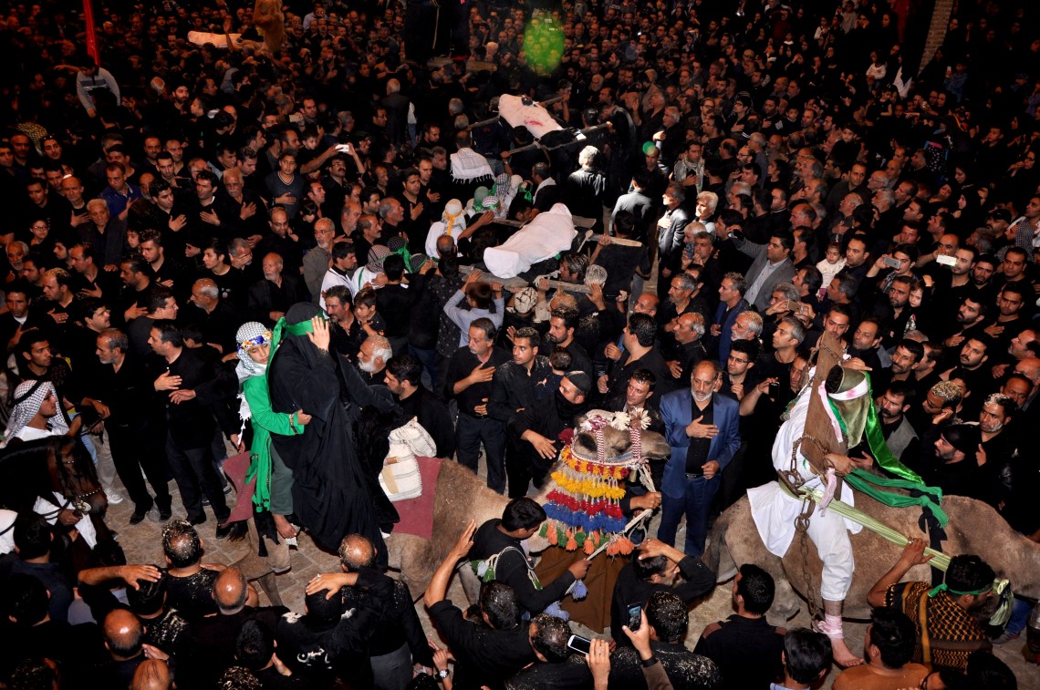 سوگواره پنجم-عکس 8-نسترن  دیزایی-جلسه هیأت فضای بیرونی