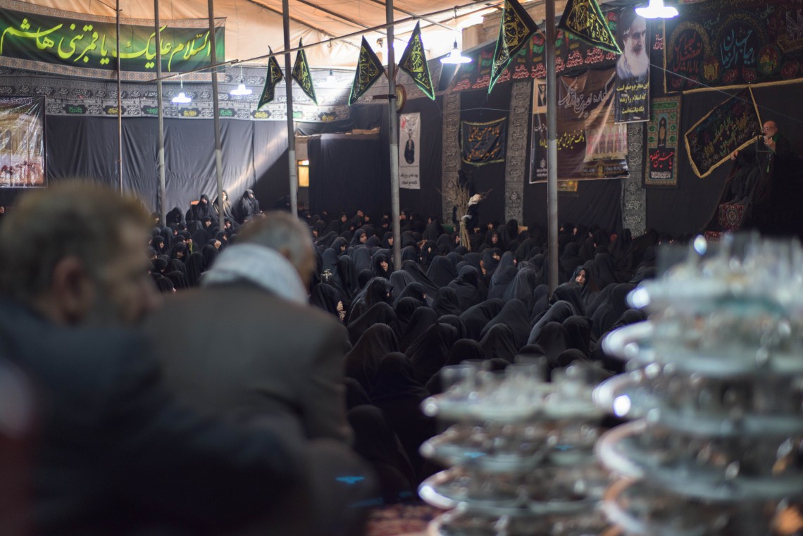 سوگواره پنجم-عکس 13-علی کریمی-جلسه هیأت فضای بیرونی