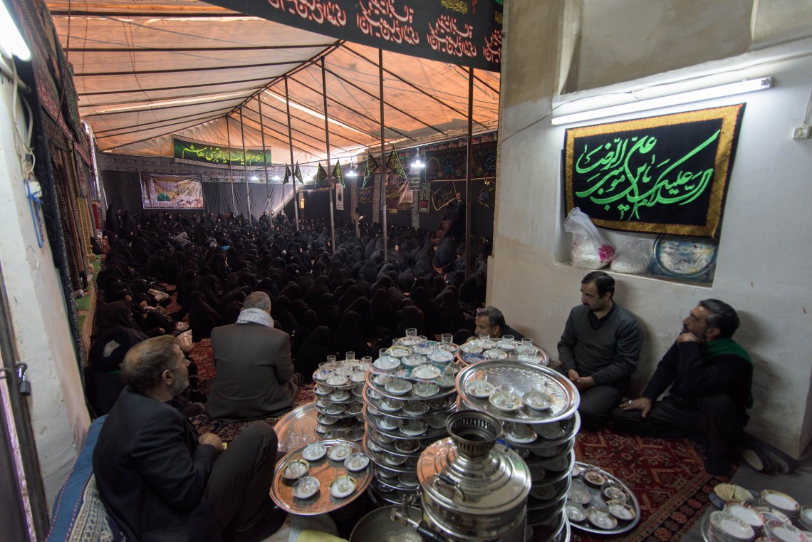 سوگواره پنجم-عکس 14-علی کریمی-جلسه هیأت فضای بیرونی