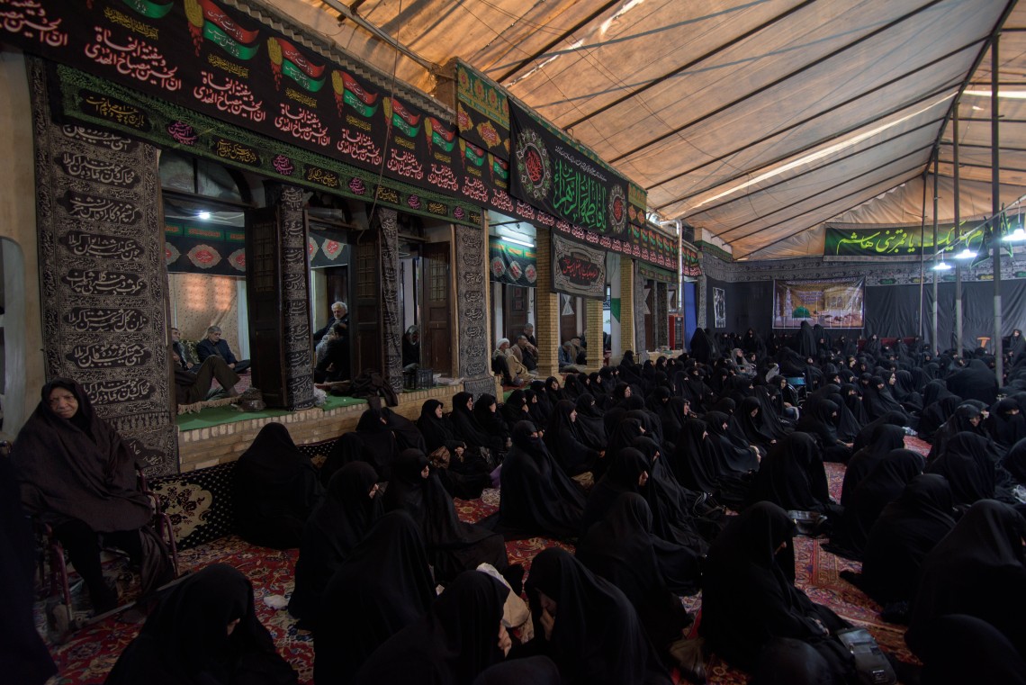 سوگواره پنجم-عکس 15-علی کریمی-جلسه هیأت فضای بیرونی