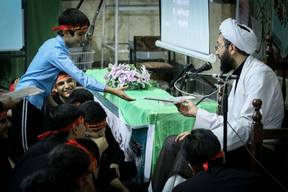 سوگواره پنجم-عکس 4-علی رستمی-جلسه هیأت فضای بیرونی