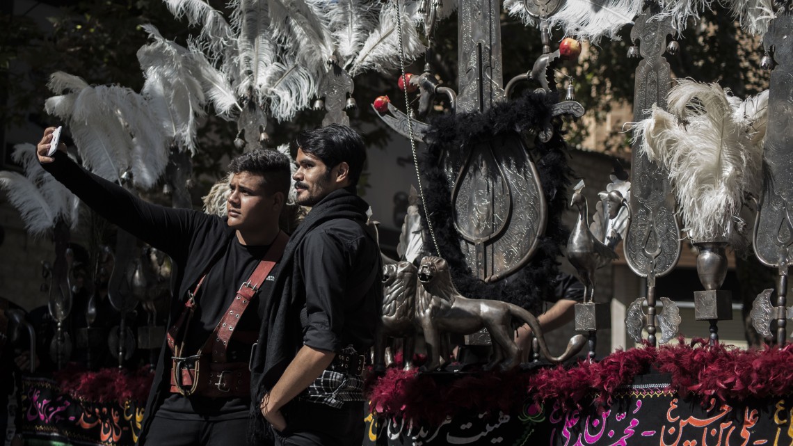 فراخوان ششمین سوگواره عاشورایی عکس هیأت-احسان قاسم رضایی-بخش اصلی -جلسه هیأت