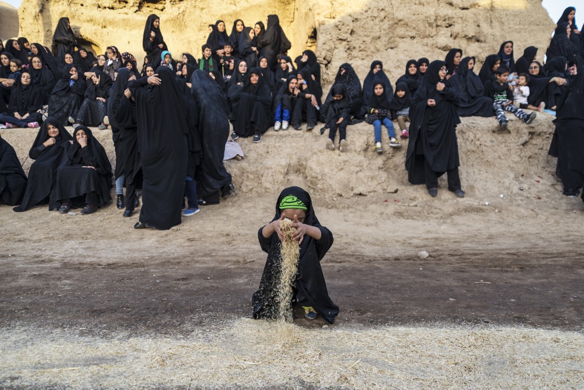 فراخوان ششمین سوگواره عاشورایی عکس هیأت-سمیه فروغی-بخش اصلی -جلسه هیأت