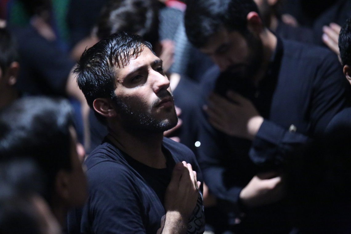 فراخوان ششمین سوگواره عاشورایی عکس هیأت-مصطفی رستمیان-بخش اصلی -جلسه هیأت