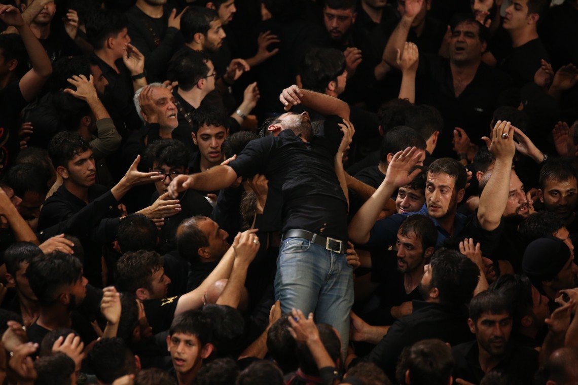 فراخوان ششمین سوگواره عاشورایی عکس هیأت-مصطفی رستمیان-بخش اصلی -جلسه هیأت