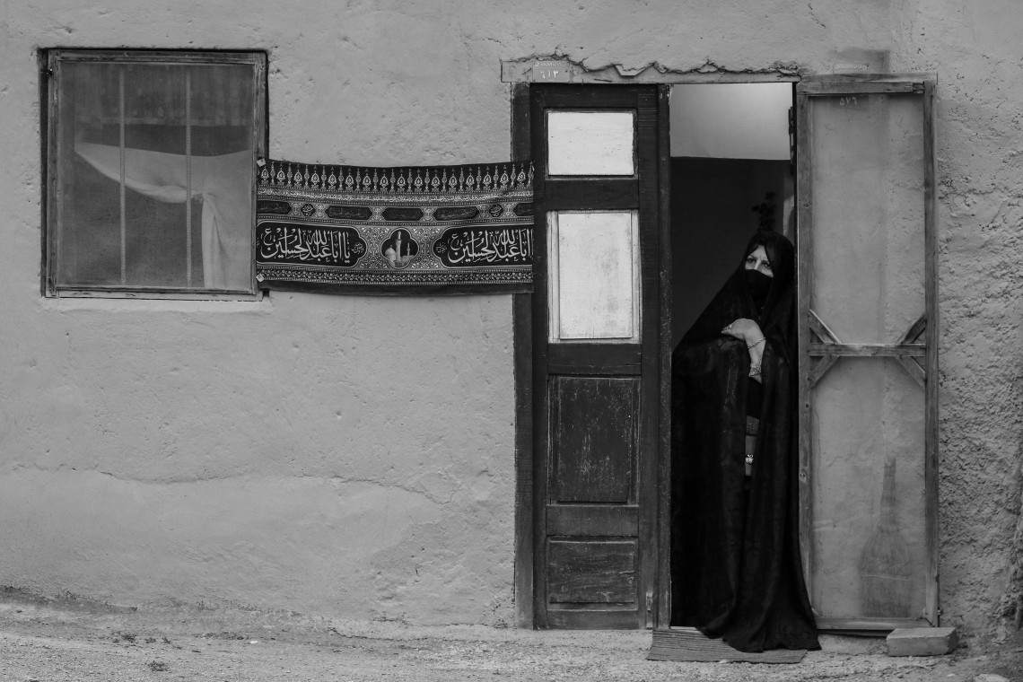 دهمین سوگواره عاشورایی عکس هیأت-یاسر محمد خانی-مجالس احیای امراهل‌البیت علیهم‌السلام مجموعه عکس-دوربین دیجیتال-همه اعضای یک پیکر همه سرباز یک سنگر (رعایت مسائل بهداشتی در هیأت)