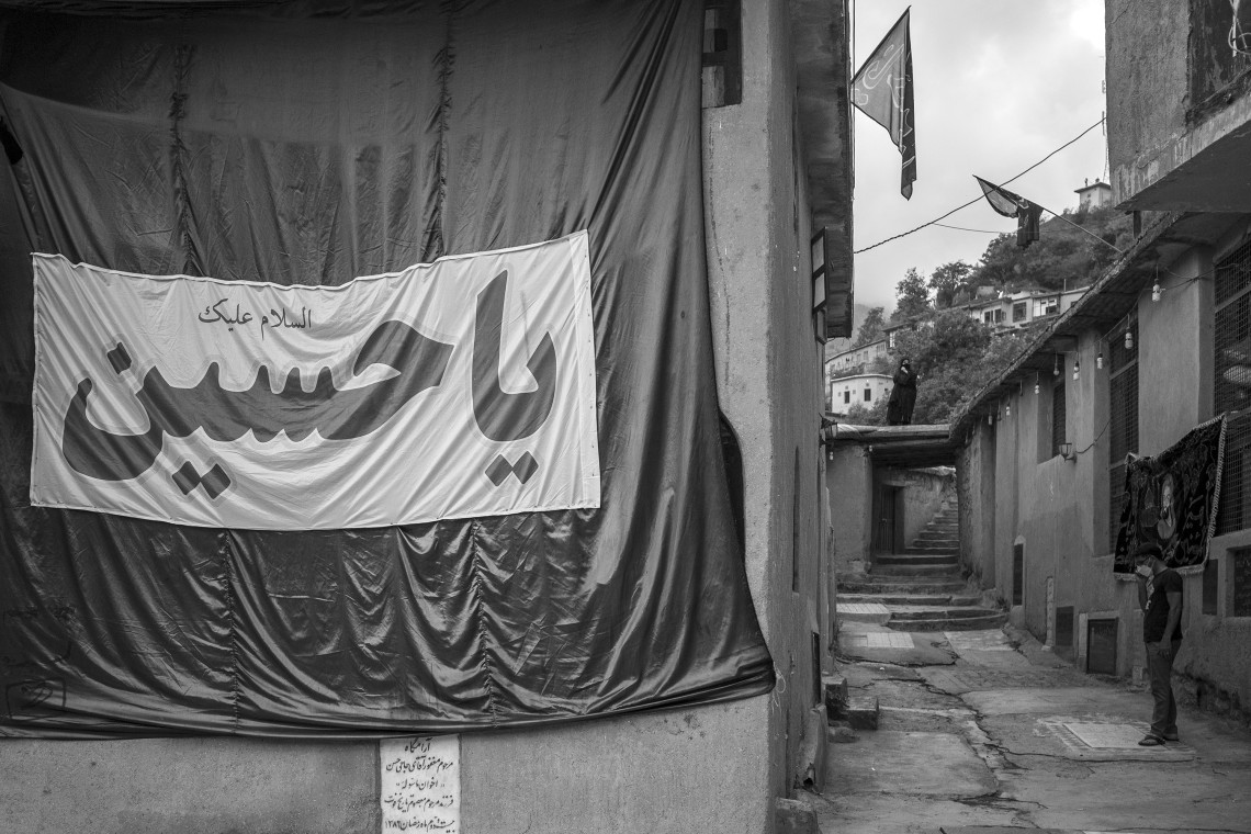 دهمین سوگواره عاشورایی عکس هیأت-یاسر محمد خانی-مجالس احیای امراهل‌البیت علیهم‌السلام مجموعه عکس-دوربین دیجیتال-همه اعضای یک پیکر همه سرباز یک سنگر (رعایت مسائل بهداشتی در هیأت)