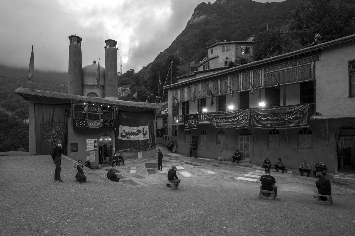 دهمین سوگواره عاشورایی عکس هیأت-یاسر محمد خانی-مجالس احیای امراهل‌البیت علیهم‌السلام مجموعه عکس-دوربین دیجیتال-همه اعضای یک پیکر همه سرباز یک سنگر (رعایت مسائل بهداشتی در هیأت)