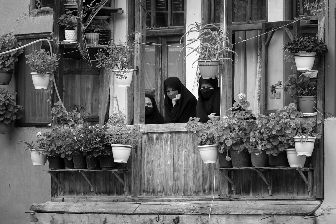 دهمین سوگواره عاشورایی عکس هیأت-یاسر محمد خانی-مجالس احیای امراهل‌البیت علیهم‌السلام مجموعه عکس-دوربین دیجیتال-همه اعضای یک پیکر همه سرباز یک سنگر (رعایت مسائل بهداشتی در هیأت)