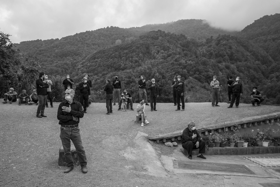 دهمین سوگواره عاشورایی عکس هیأت-یاسر محمد خانی-مجالس احیای امراهل‌البیت علیهم‌السلام مجموعه عکس-دوربین دیجیتال-همه اعضای یک پیکر همه سرباز یک سنگر (رعایت مسائل بهداشتی در هیأت)