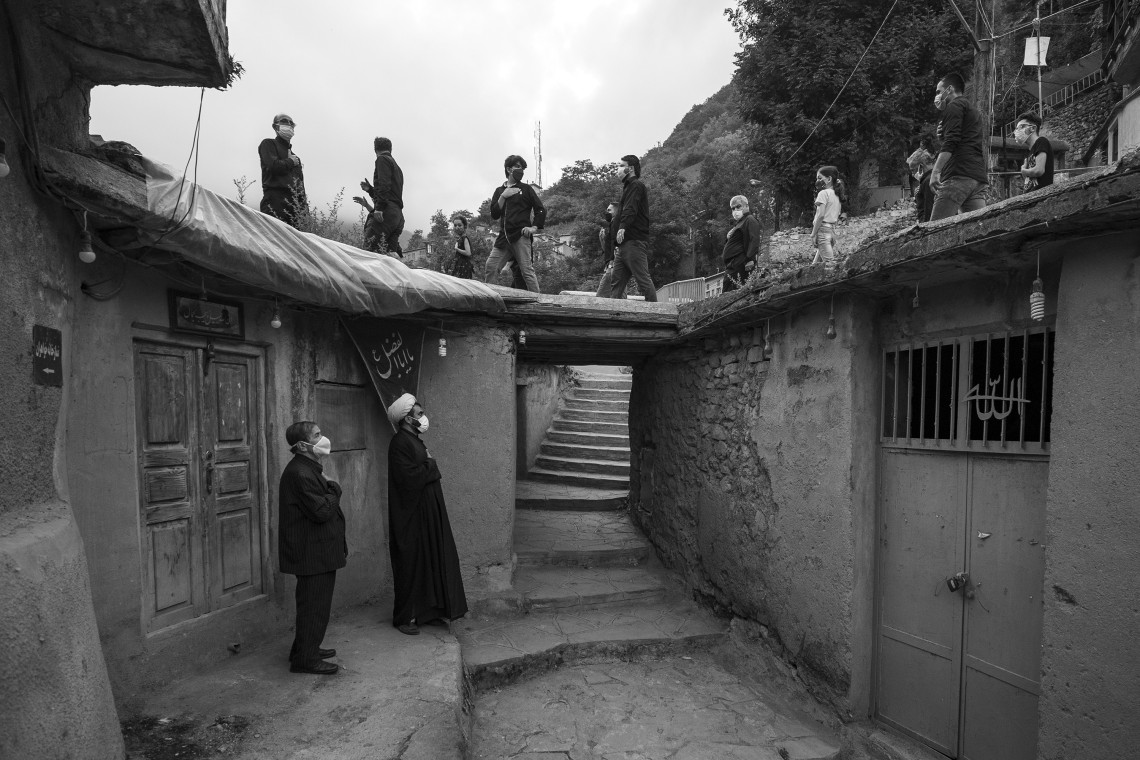 دهمین سوگواره عاشورایی عکس هیأت-یاسر محمد خانی-مجالس احیای امراهل‌البیت علیهم‌السلام مجموعه عکس-دوربین دیجیتال-همه اعضای یک پیکر همه سرباز یک سنگر (رعایت مسائل بهداشتی در هیأت)