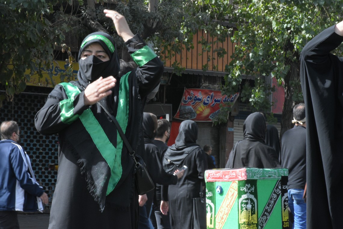 دهمین سوگواره عاشورایی عکس هیأت-محمدرضا غفارزاده-مجالس احیای امراهل‌البیت علیهم‌السلام مجموعه عکس-دوربین دیجیتال-ز کودکی خادم این تبار محترمم (خادمی کودکان)