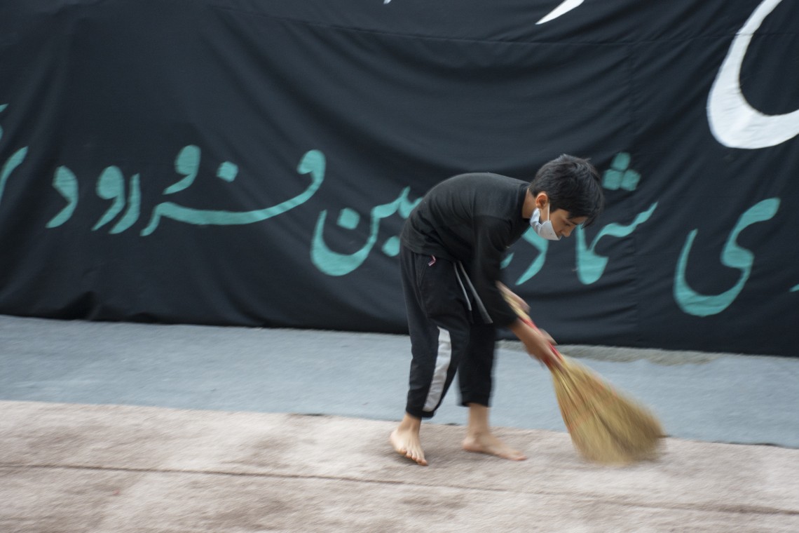 دهمین سوگواره عاشورایی عکس هیأت-محمدرضا غفارزاده-مجالس احیای امراهل‌البیت علیهم‌السلام مجموعه عکس-دوربین دیجیتال-ز کودکی خادم این تبار محترمم (خادمی کودکان)