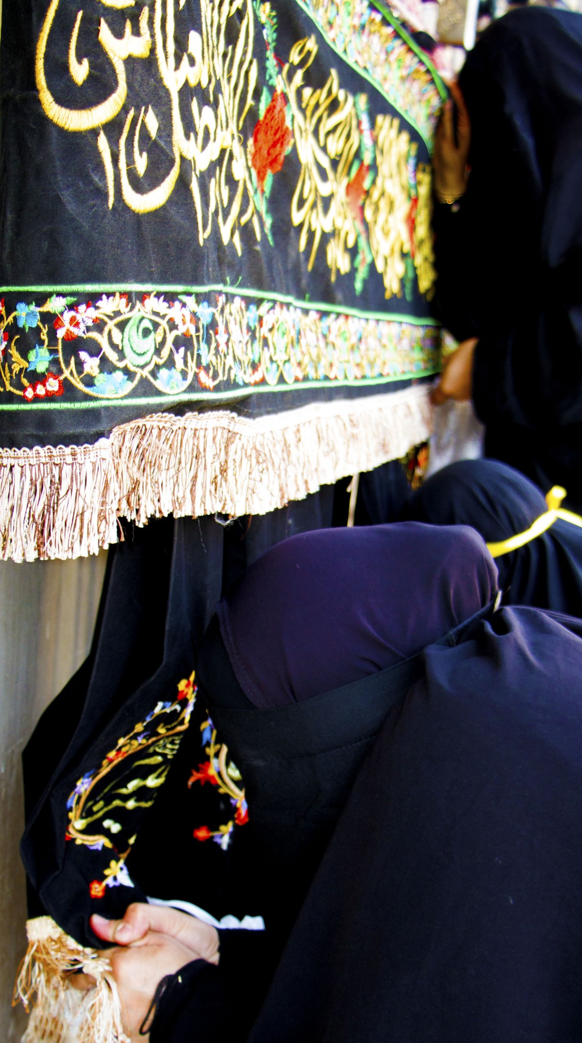 دهمین سوگواره عاشورایی عکس هیأت-فاطمه غفاریان-مجالس احیای امراهل‌البیت علیهم‌السلام مجموعه عکس-دوربین دیجیتال-همه اعضای یک پیکر همه سرباز یک سنگر (رعایت مسائل بهداشتی در هیأت)