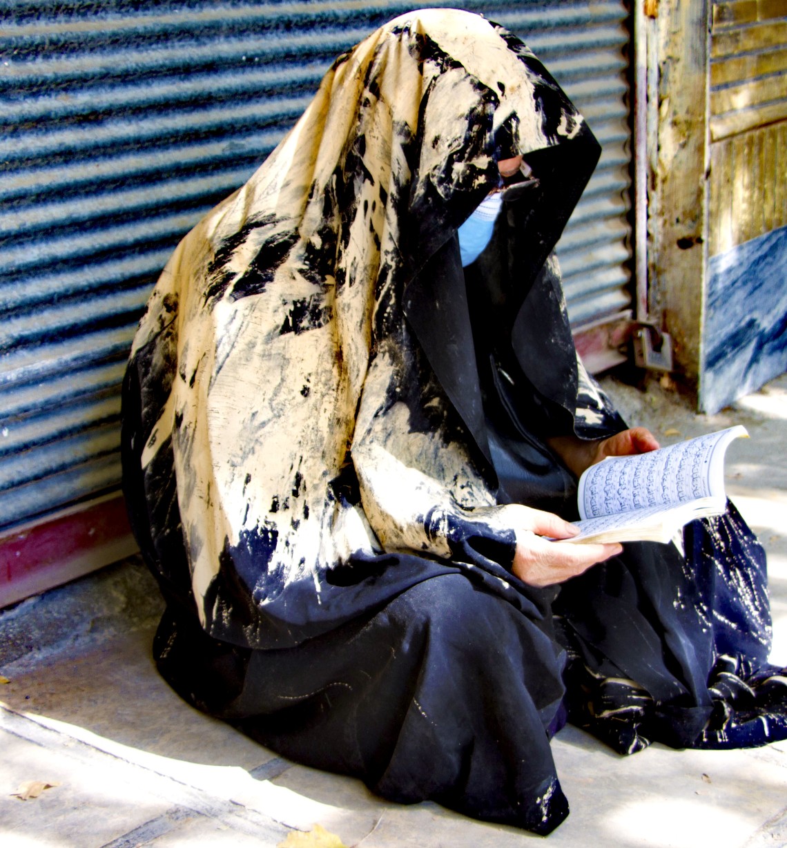 دهمین سوگواره عاشورایی عکس هیأت-فاطمه غفاریان-مجالس احیای امراهل‌البیت علیهم‌السلام مجموعه عکس-دوربین دیجیتال-همه اعضای یک پیکر همه سرباز یک سنگر (رعایت مسائل بهداشتی در هیأت)