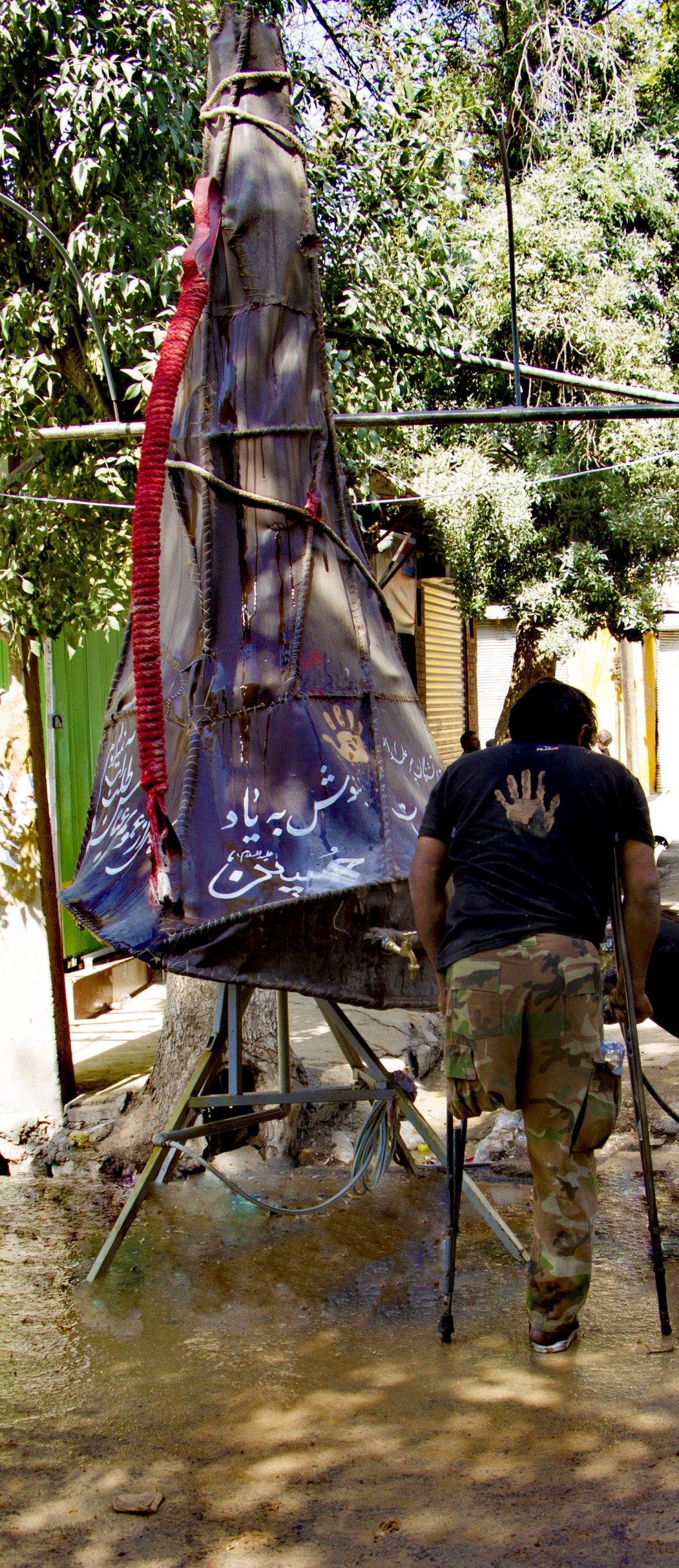 دهمین سوگواره عاشورایی عکس هیأت-فاطمه غفاریان-مجالس احیای امراهل‌البیت علیهم‌السلام مجموعه عکس-دوربین دیجیتال-همه اعضای یک پیکر همه سرباز یک سنگر (رعایت مسائل بهداشتی در هیأت)