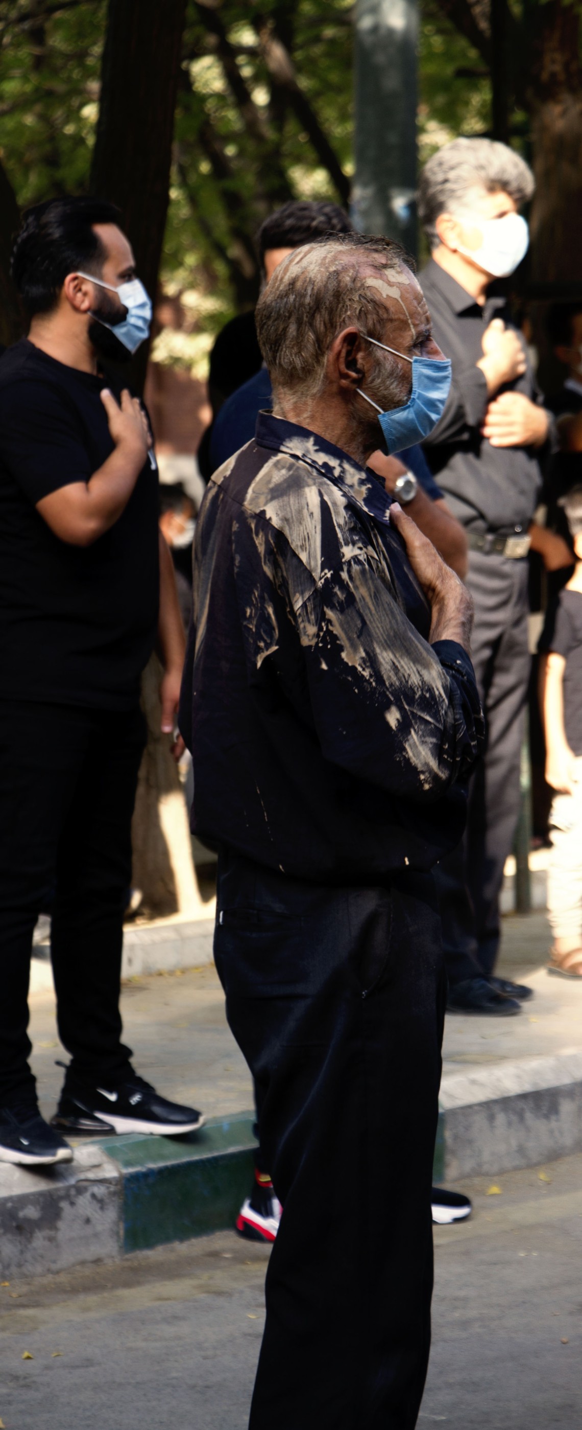 دهمین سوگواره عاشورایی عکس هیأت-فاطمه غفاریان-مجالس احیای امراهل‌البیت علیهم‌السلام مجموعه عکس-دوربین دیجیتال-همه اعضای یک پیکر همه سرباز یک سنگر (رعایت مسائل بهداشتی در هیأت)