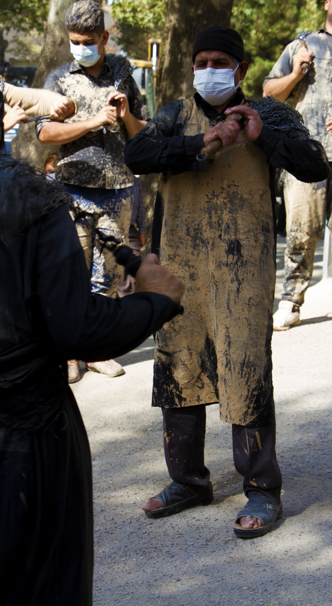 دهمین سوگواره عاشورایی عکس هیأت-فاطمه غفاریان-مجالس احیای امراهل‌البیت علیهم‌السلام مجموعه عکس-دوربین دیجیتال-همه اعضای یک پیکر همه سرباز یک سنگر (رعایت مسائل بهداشتی در هیأت)