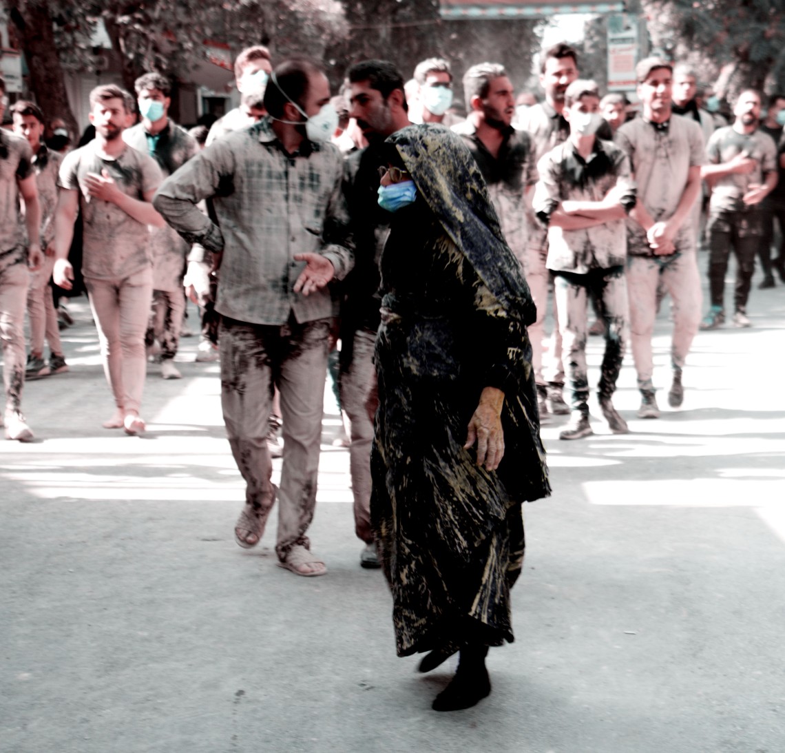 دهمین سوگواره عاشورایی عکس هیأت-فاطمه غفاریان-مجالس احیای امراهل‌البیت علیهم‌السلام مجموعه عکس-دوربین دیجیتال-همه اعضای یک پیکر همه سرباز یک سنگر (رعایت مسائل بهداشتی در هیأت)