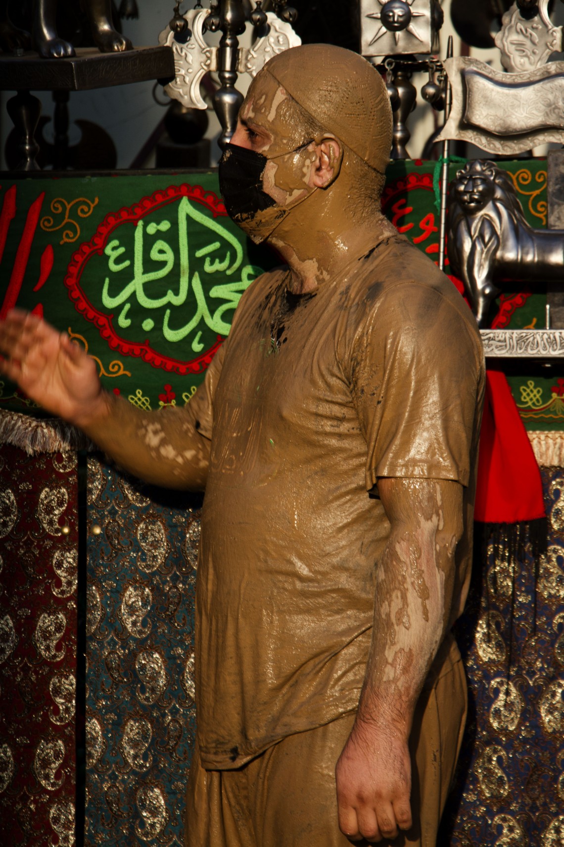 دهمین سوگواره عاشورایی عکس هیأت-فاطمه غفاریان-مجالس احیای امراهل‌البیت علیهم‌السلام مجموعه عکس-دوربین دیجیتال-همه اعضای یک پیکر همه سرباز یک سنگر (رعایت مسائل بهداشتی در هیأت)