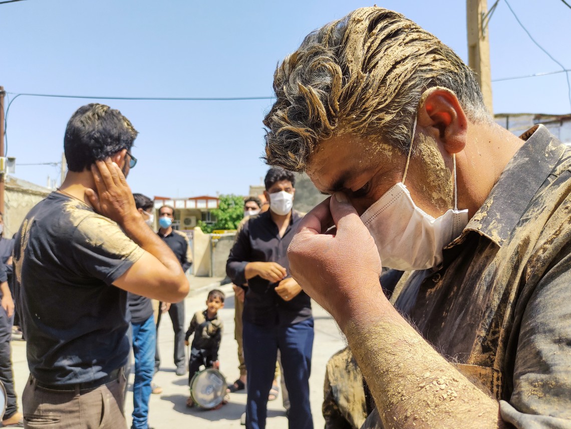 دهمین سوگواره عاشورایی عکس هیأت-Ali Moghadasi-مجالس احیای امراهل‌البیت علیهم‌السلام مجموعه عکس-موبایلی-همه اعضای یک پیکر همه سرباز یک سنگر (رعایت مسائل بهداشتی در هیأت)