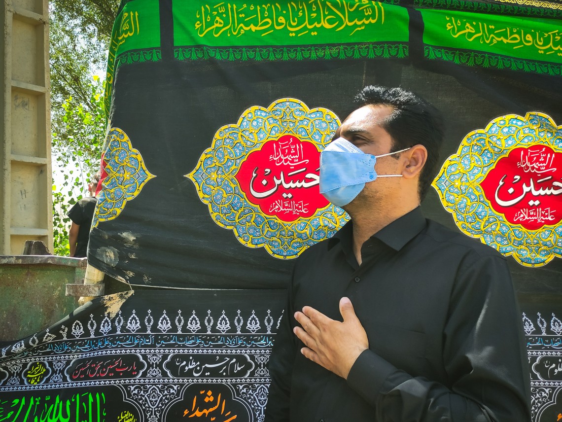 دهمین سوگواره عاشورایی عکس هیأت-Ali Moghadasi-مجالس احیای امراهل‌البیت علیهم‌السلام مجموعه عکس-موبایلی-همه اعضای یک پیکر همه سرباز یک سنگر (رعایت مسائل بهداشتی در هیأت)